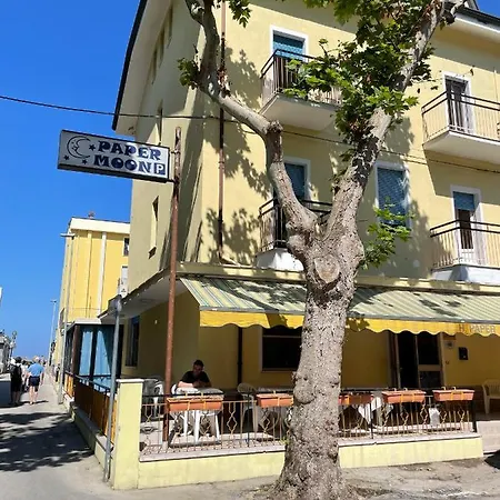 Hotel Paper Moon 2*