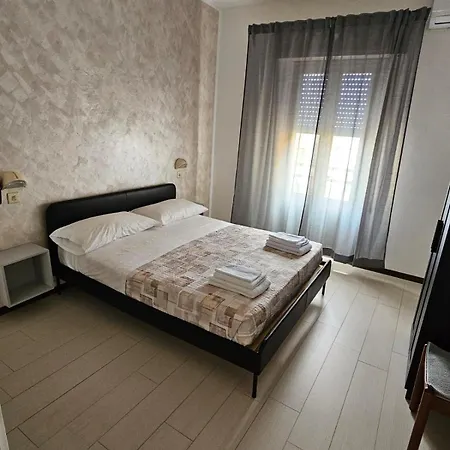 Hotel Paper Moon 2*