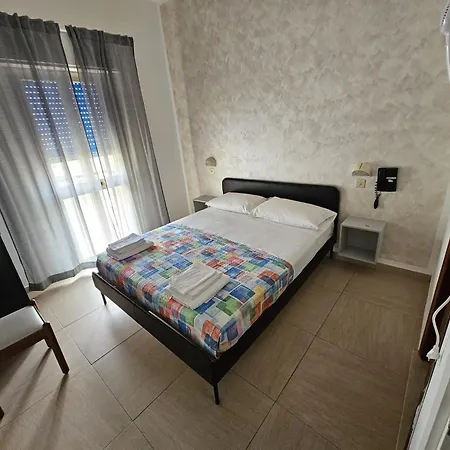 Paper Moon Hotel 2*