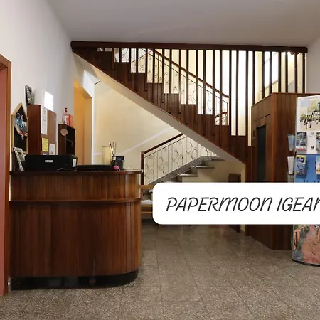 Paper Moon Hotel 2*