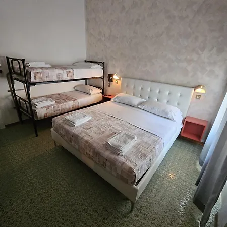 Hotel Paper Moon